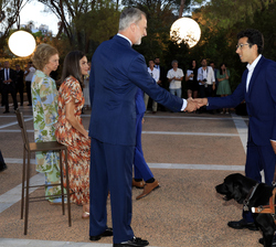 Su Majestad el Rey recibe el saludo de un invitado acompañado de su perro guía