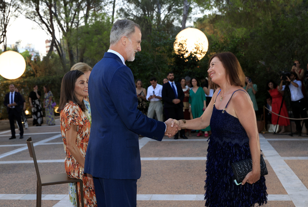 Su Majestad el Rey recibe el saludo de la presidenta del Congreso de los Diputados, Francina Armengol