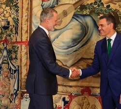 Su Majestad el Rey recibe el saludo del presidente del Gobierno, Pedro Sánchez