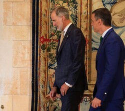 El Rey y el presidente del Gobierno se dirigen al despacho para mantener un encuentro