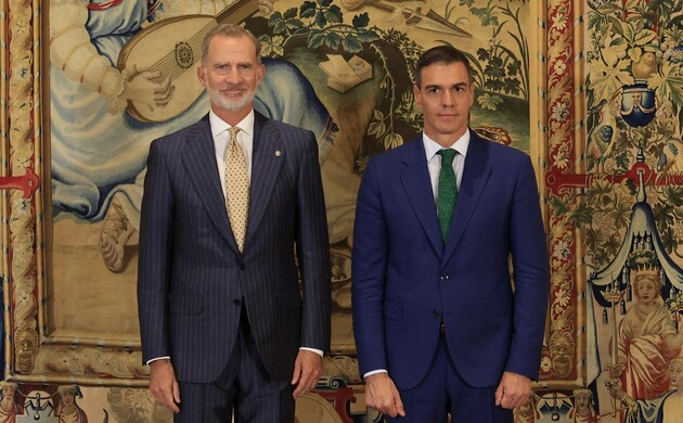 Don Felipe acompañado del presidente del Gobierno, Pedro Sánchez, antes del despacho en el Palacio de la Almudaina