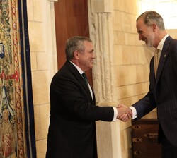 Don Felipe recibe el saludo del nuevo magistrado del Tribunal Constitucional, José María Macías Castaño, tras jurar su cargo 
