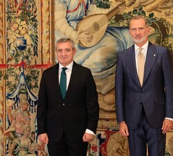 El Rey acompañado del nuevo magistrado del Tribunal Constitucional, José María Macías Castaño, tras jurar su cargo 