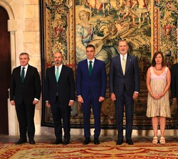 El Rey acompañado por el Pte. del Gobierno; la Pta. del Congreso de los Diputados; el Pte. del Senado; el Pte. del Tribunal Constitucional; el Mtro. d