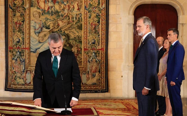 El nuevo magistrado del Tribunal Constitucional, José María Macías Castaño, jura su cargo ante Su Majestad el Rey