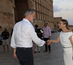 Don Felipe es saludado por Margalida Prohens, presidenta de las Illes Balears, a su llegada al Parc de la Mar