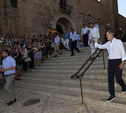 Don Felipe saluda al público que se encontraba en el recinto de Ses Voltes del Parc de la Mar