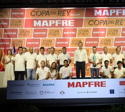 Su Majestad el Rey durante la entrega de uno de los trofeos a los ganadores de su categoría