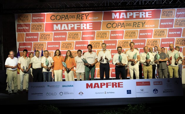 El Rey hace entrega del trofeo a uno de los equipos ganadores de su categoría 