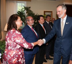 El Rey en la residencia del embajador de España en la República Dominicana, recibe el saludo de los asistentes