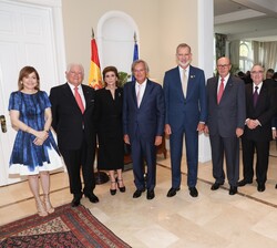 El Rey junto al embajador de España en la República Dominicana y personal de la Embajada
