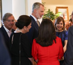 Don Felipe conversa con los asistentes a la audiencia en la Residencia del Embajador de España en Santo Domingo