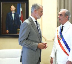 El Rey conversa con Luis Abinader, presidente de la República Dominicana