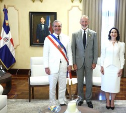 Su Majestad el Rey junto a Luis Abinader, presidente de la República Dominicana y la Primera Dama