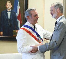 Abrazo del Rey y el presidente de la República Dominicana, Luis Abinader