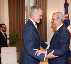 Su Majestad el Rey junto a su excelencia Luis Abinader, presidente de la República Dominicana