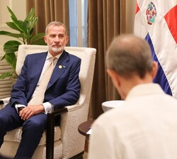 Don Felipe durante el encuentro con Luis Abinader