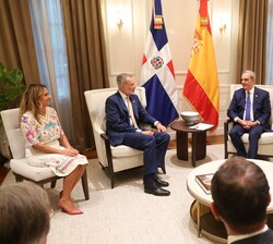 Su Majestad el Rey y su excelencia Luis Abinader, presidente de la República Dominicana, durante el encuentro bilateral