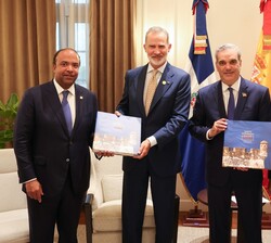 Su Majestad el Rey con un ejemplar del libro “Santo Domingo entre muros. Memoria de una ciudad Singular” junto a su excelencia Luis Abinad
