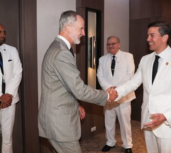 El Rey recibe el saludo del presidente de la República del Paraguay