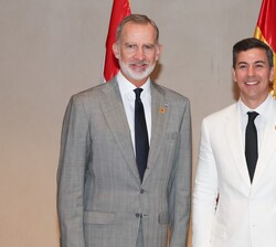 Su Majestad el Rey junto al presidente de la República del Paraguay, Santiago Peña