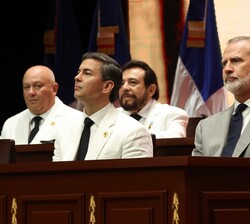 El Rey en la mesa presidencial durante el acto de Juramento de Luis Abinader y Raquel Peña, como presidente y vicepresidenta de la República Dominican