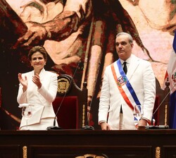 El Presidente electo de la República Dominicana, Su Excelencia Luis Abinader, tras recibir la banda presidencial