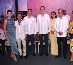 El Rey con asistentes a la recepción