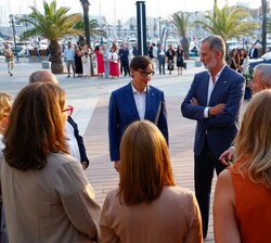 El Rey conversa con las autoridades a su llegada al Museo Maritim de Barcelona