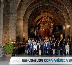 Su Majestad el Rey con autoridades y asistentes al acto institucional de bienvenida de la “Louis Vuitton 37th America’s Cup”