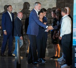 Saludo de Don Felipe a las autoridades de la “Louis Vuitton 37th America’s Cup”