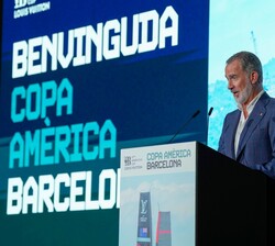 El Rey dirige unas palabras a los asistentes a la eremonia