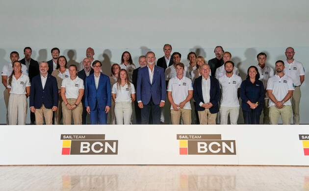 Don Felipe con los miembros del equipo español de mujeres y jóvenes del Sail Team Barcelona y otros regatistas españoles presentes