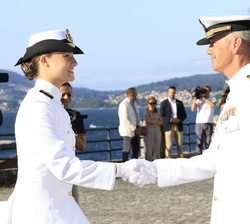 Su Alteza Real la Princesa de Asturias es recibida por el comandante-director de la Escuela Naval