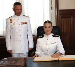 Su Alteza Real la Princesa de Asturias firma en el Libro de Honor de la Escuela Naval Militar
