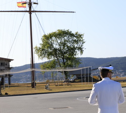Su Alteza Real la Princesa de Asturias acompañada por su comandante de brigada instructor recorre la Escuela Naval Militar