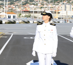 Su Alteza Real la Princesa de Asturias acompañada por su comandante de brigada instructor recorre la Escuela Naval Militar