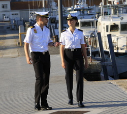 Su Alteza Real la Princesa de Asturias con uniforme de trabajo y acompañada por su comandante de brigada instructor recorre la Escuela Naval Militar