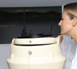 Su Alteza Real la Princesa de Asturias observa la brújula de un simulador de la Escuela Naval Militar