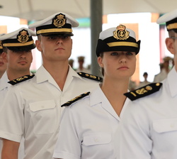 Su Alteza Real la Princesa de Asturias tras la entrega de la insignia como alumna distinguida, junto a otros compañeros