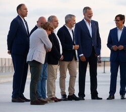 El Rey es recibido por las autoridades en el “Nou Port Olímpic” de Barcelona