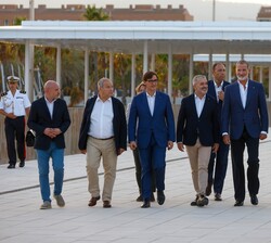 Su Majestad el Rey durante la visita al “Nou Port Olímpic” de Barcelona
