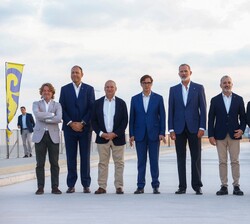 El Rey con las autoridades en el “Nou Port Olímpic” de Barcelona