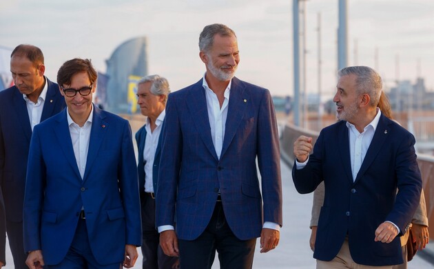 Don Felipe durante las explicaciones del alcalde de Barcelona, Jaume Collboni