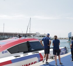 El Rey conversa con la tripulación del VIP Hydrogen Powered Chase