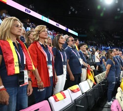 La Reina durante la interpretación de los Himnos Nacionales