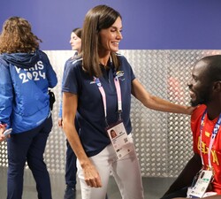 Doña Letizia felicita a los jugadores en el vestuario tras el partido