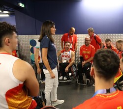 Doña Letizia conversa con los jugadores en el vestuario tras el partido