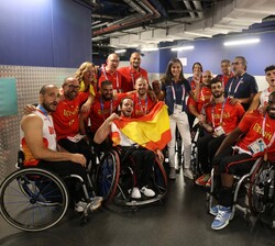 Doña Letizia compaarte la felicidad de los jugadores de la selección masculina de baloncesto en Silla de Ruedas de España tras su victoria ante Austra