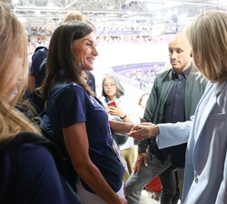 La Reina con Brigitte Trogneux, Primera Dama francesa